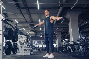 Genç Adam Omuz Eğitimi İçin Aptallık Yapıyor Omuz Yükseltme Eğitimi