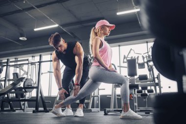 Spor haberlerinde odaklanmış ve motive olmuş genç bir kızın yan görünüşü