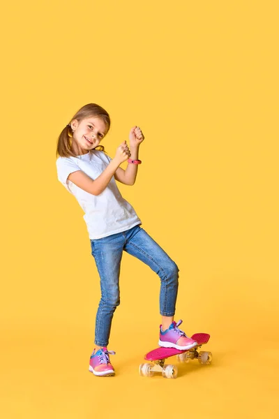 Elegante chica divertida con camiseta blanca, vaqueros azules y zapatillas de deporte — Foto de Stock