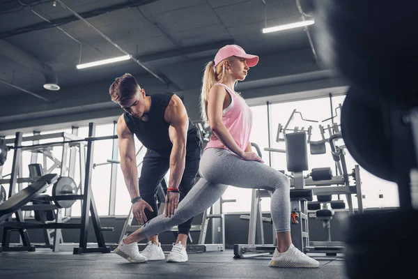 Zijaanzicht van gefocust en gemotiveerd sportief jong meisje in sportwe — Stockfoto