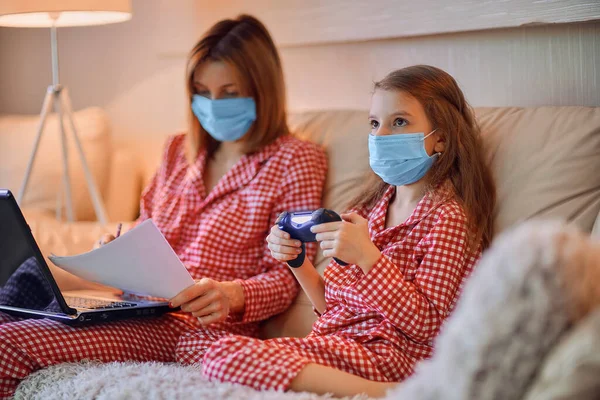 Kvinna i pyjamas med anteckningsbok och papper som arbetar hemifrån — Stockfoto