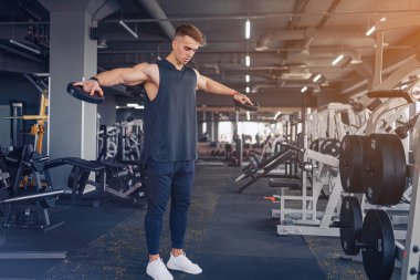 Genç Adam Omuz Eğitimi İçin Aptallık Yapıyor Omuz Yükseltme Eğitimi