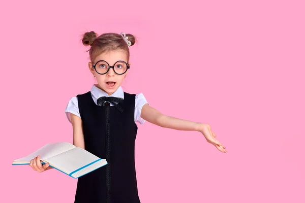 Basisschool meisje in uniform, ronde bril zonder lenzen hol — Stockfoto