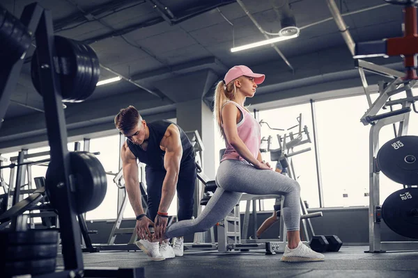 Zijaanzicht van gefocust en gemotiveerd sportief jong meisje in sportwe — Stockfoto