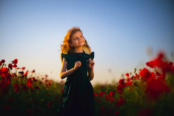 Meisje in jurk en strohoed buiten op Poppy Field — Stockfoto