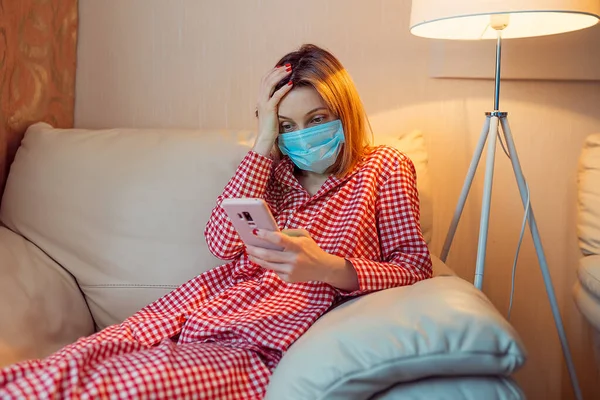 Ung europeisk kvinna bär kirurgisk ansiktsmask stanna hemma dur — Stockfoto