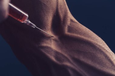 Şırıngalı kaslı bir adam.