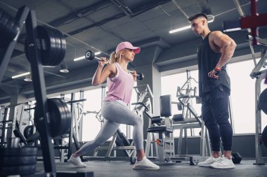 Spor haberlerinde odaklanmış ve motive olmuş genç bir kızın yan görünüşü