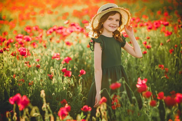 Menina em vestido e chapéu de palha ao ar livre no campo Poppy — Fotografia de Stock