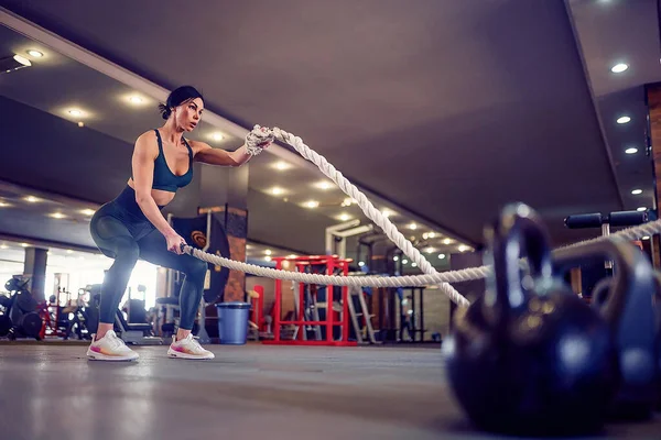 Kaukasisch fit Frau in Sportkleidung posiert mit Kampf r gekleidet — Stockfoto