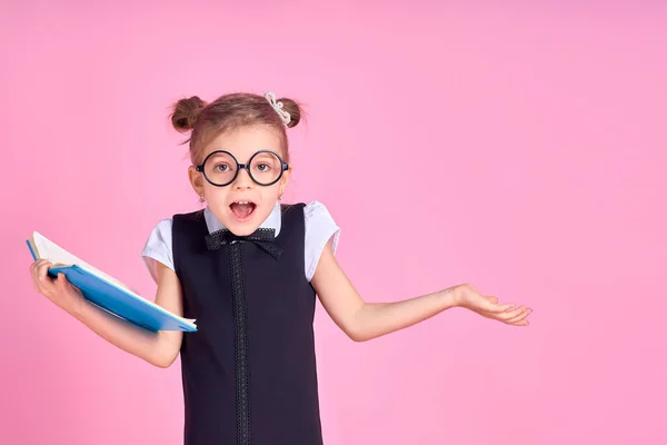 Menina da escola primária em uniforme, óculos redondos sem lentes hol — Fotografia de Stock