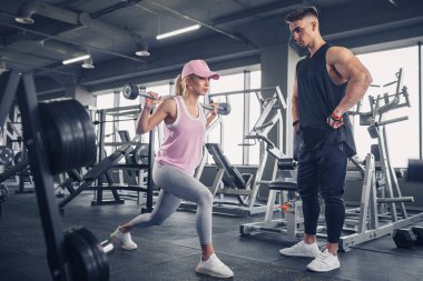 Spor haberlerinde odaklanmış ve motive olmuş genç bir kızın yan görünüşü