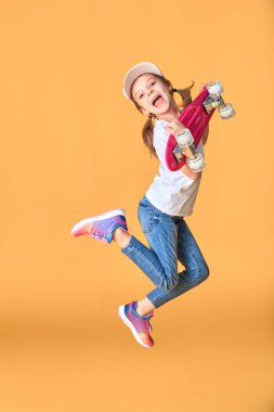 Aktif ve mutlu. Çocuk para tahtasıyla eğleniyor. Çocuk gülümsüyor