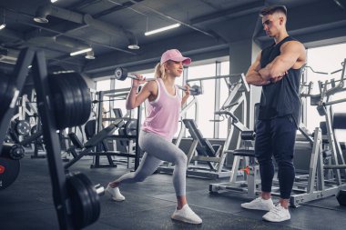Spor haberlerinde odaklanmış ve motive olmuş genç bir kızın yan görünüşü