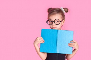 Onun güzel, seksi, çekici, neşeli pozitifinin portresi.