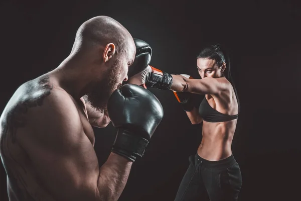 Femme sans chemise faisant de l'exercice avec un entraîneur à la boxe et à l'auto-défense — Photo