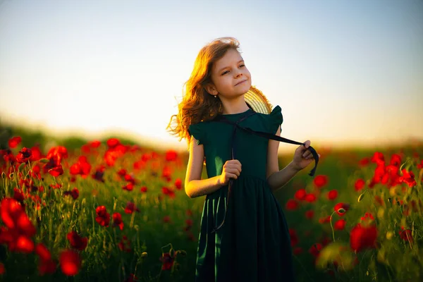 Menina em vestido e chapéu de palha ao ar livre no campo Poppy — Fotografia de Stock