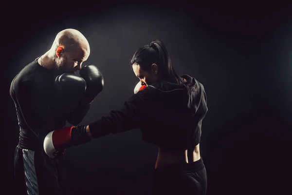 Mulher se exercitando com treinador em boxe e lição de autodefesa — Fotografia de Stock