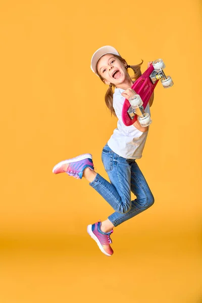 Activo y feliz. El chico se divierte con Penny Board. Niño sonriendo — Foto de Stock