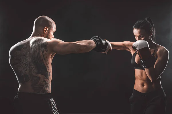 Shirtless Mulher exercitando com treinador no boxe e auto-defesa — Fotografia de Stock