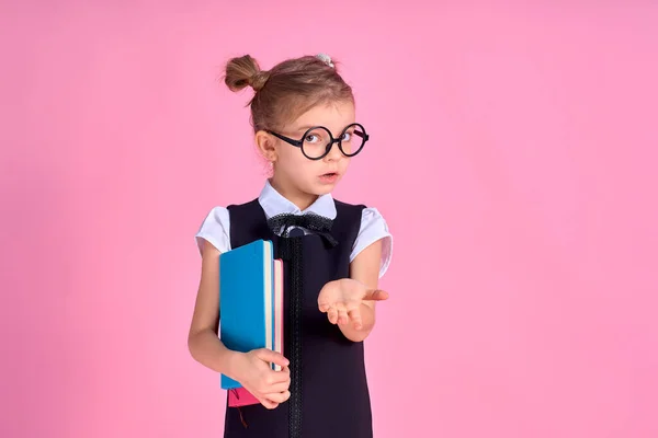 レンズのない丸メガネの制服を着た小学生の女の子 — ストック写真