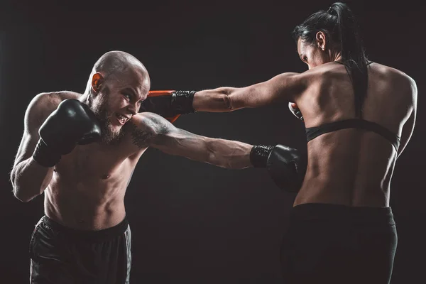 Mujer sin camisa haciendo ejercicio con entrenador en el boxeo y defensa personal — Foto de Stock