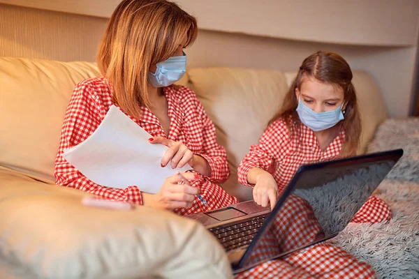 Kvinna i pyjamas med anteckningsbok och papper som arbetar hemifrån — Stockfoto