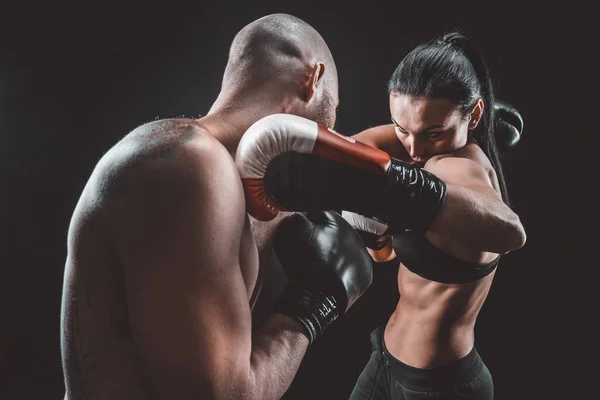 Shirtless Mulher exercitando com treinador no boxe e auto-defesa — Fotografia de Stock