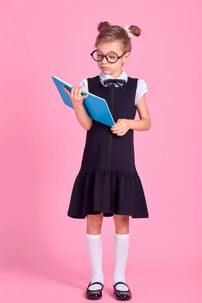 Χαριτωμένο κοριτσάκι με γυαλιά και βιβλία σε ροζ φόντο, spac — Φωτογραφία Αρχείου