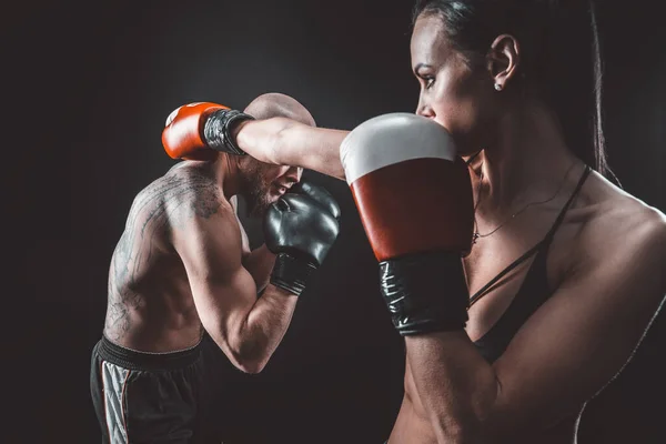 Shirless Woman traint met trainer bij boksen en zelfverdediging — Stockfoto