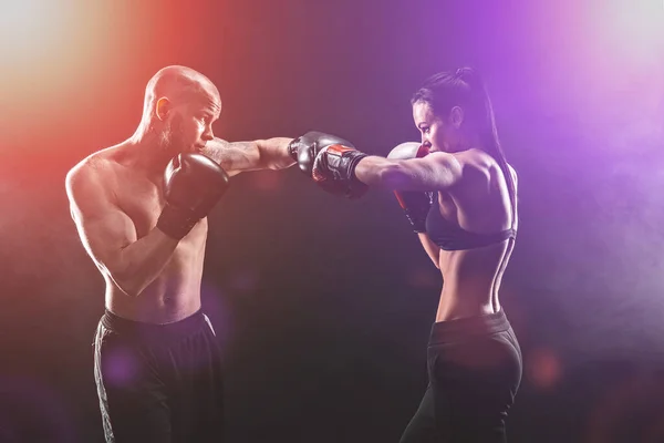 Женщина без рубашки тренируется с тренером по боксу и самообороне — стоковое фото