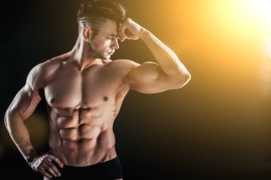 Siyah Arkaplanda Güçlü Atletik Seksi Kaslı Adam