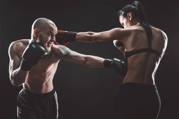 Женщина без рубашки тренируется с тренером по боксу и самообороне — стоковое фото