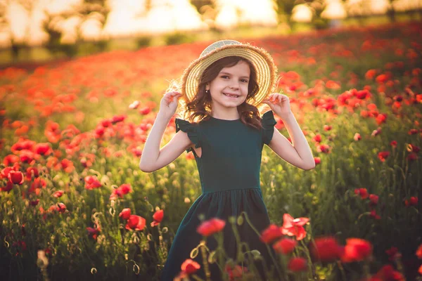 Meisje in jurk en strohoed buiten op Poppy Field — Stockfoto