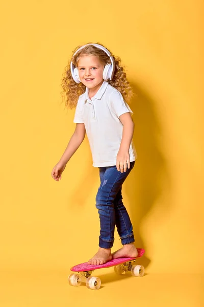 Chica activa y feliz con el pelo rizado, auriculares que se divierten ingenio — Foto de Stock