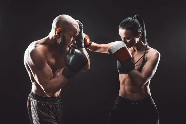 Mujer sin camisa haciendo ejercicio con entrenador en el boxeo y defensa personal —  Fotos de Stock