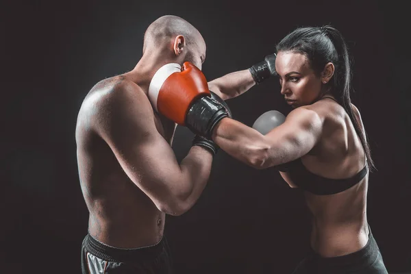 Femme sans chemise faisant de l'exercice avec un entraîneur à la boxe et à l'auto-défense — Photo