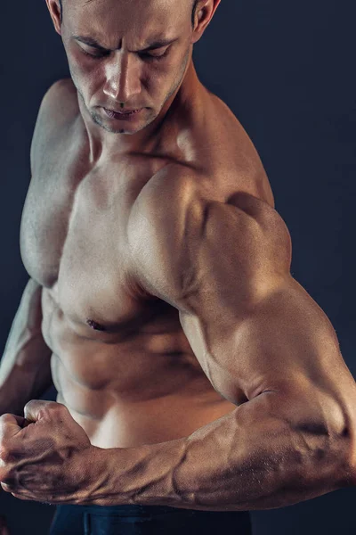 Corp de sex masculin fără cămașă cu mușchi construi abs puternice care arată. Impuscat de tanar muscular sanatos. Potrivire perfectă, șase ambalaje, abdomen, mușchi abdominali, umeri, deltoizi, biceps, triceps și piept — Fotografie, imagine de stoc