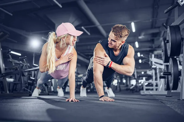 Man en vrouw versterken handen bij fitnesstraining — Stockfoto