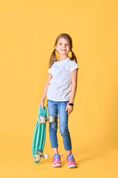 Κομψό αστείο κορίτσι που φοράει λευκό t-shirt, μπλε τζιν και αθλητικά παπούτσια — Φωτογραφία Αρχείου