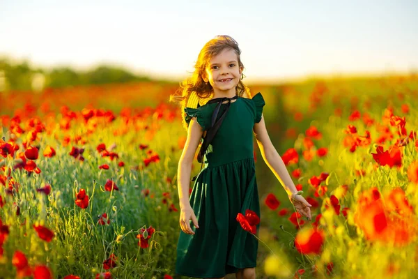 Menina em vestido e chapéu de palha ao ar livre no campo Poppy — Fotografia de Stock