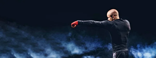Sportman bokser vecht op zwarte achtergrond met rook. Boksen — Stockfoto