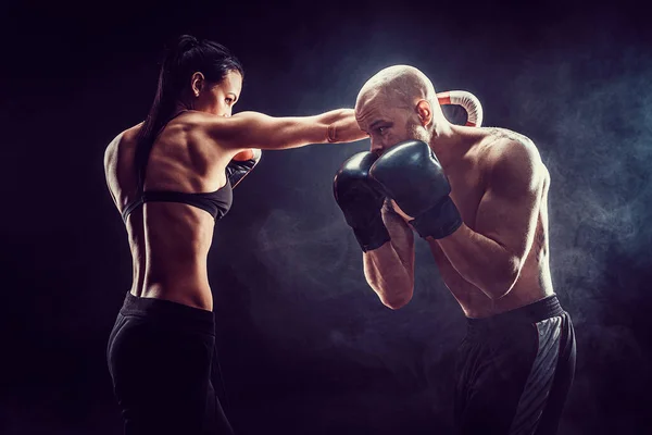 Shirtless Mulher exercitando com treinador no boxe e auto-defesa — Fotografia de Stock