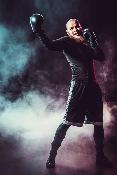 Boxeador deportivo luchando sobre fondo negro con humo. Boxeo — Foto de Stock