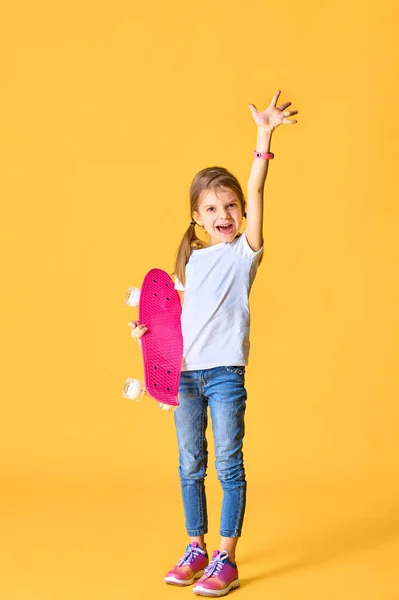 Elegante chica divertida con camiseta blanca, vaqueros azules y zapatillas de deporte — Foto de Stock