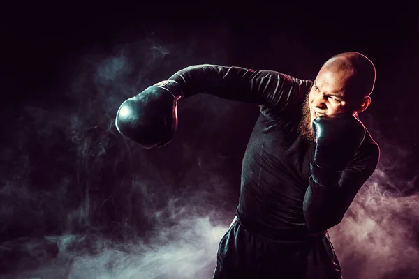 Treinamento de boxeador esportivo, atingindo impacto lateral no backgroun preto — Fotografia de Stock