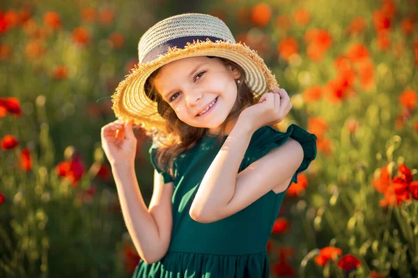 Meisje in jurk en strohoed buiten op Poppy Field — Stockfoto