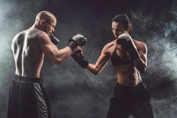 Mujer sin camisa haciendo ejercicio con entrenador en el boxeo y defensa personal —  Fotos de Stock