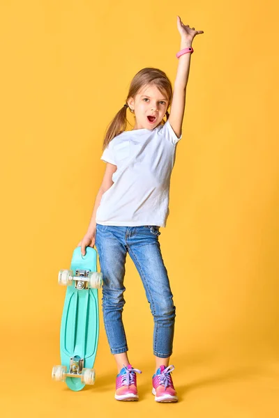 Elegante chica divertida con camiseta blanca, vaqueros azules y zapatillas de deporte —  Fotos de Stock