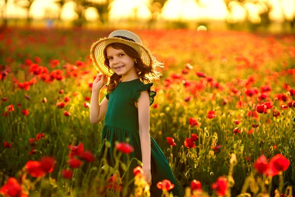 Chica en vestido y sombrero de paja al aire libre en Poppy Field —  Fotos de Stock